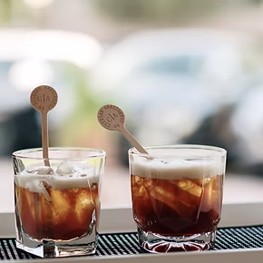 Carajillo servido en vaso con removedor BEK